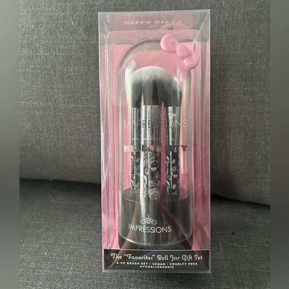 BNIB hello Kitty makeup set 💄 - Picture 5 of 8